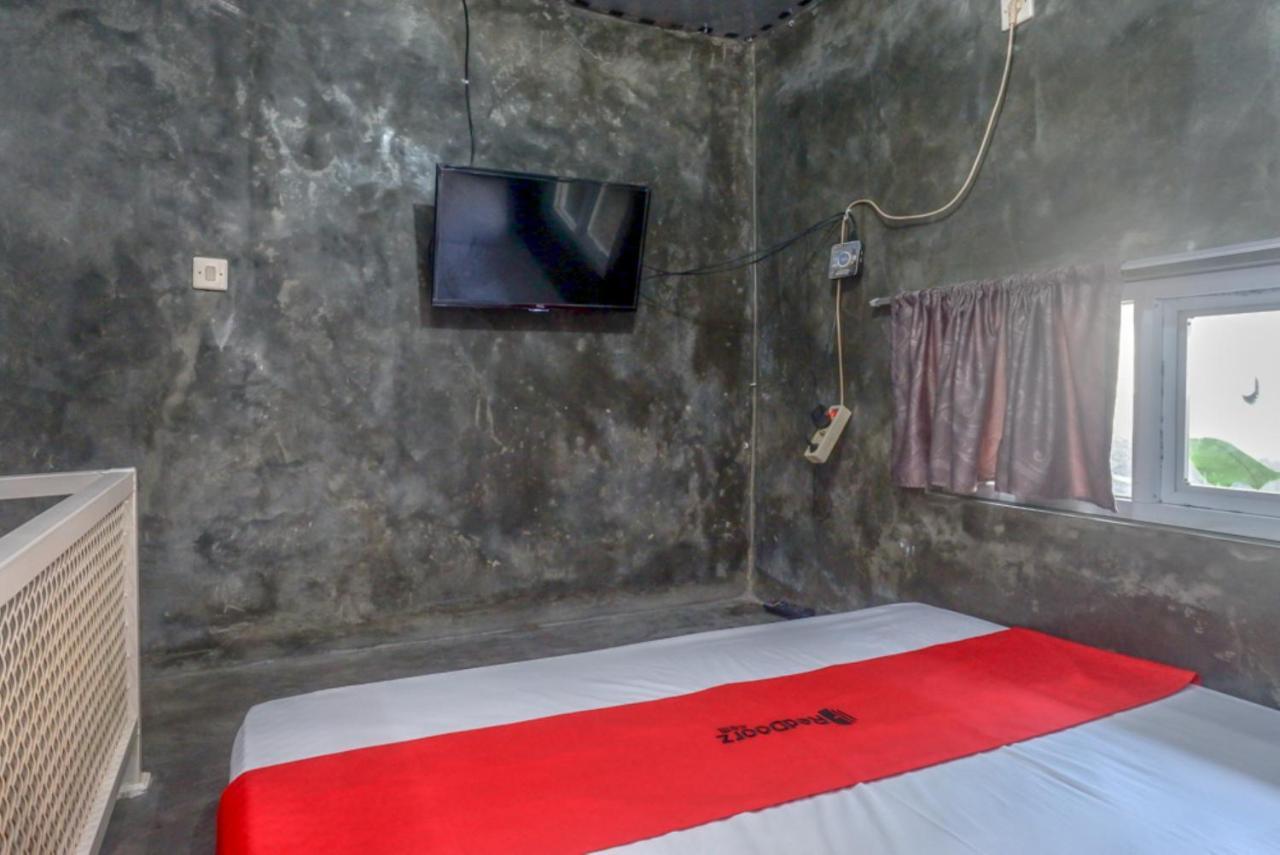 RedDoorz near Jumbo Mall Sragen Exterior foto